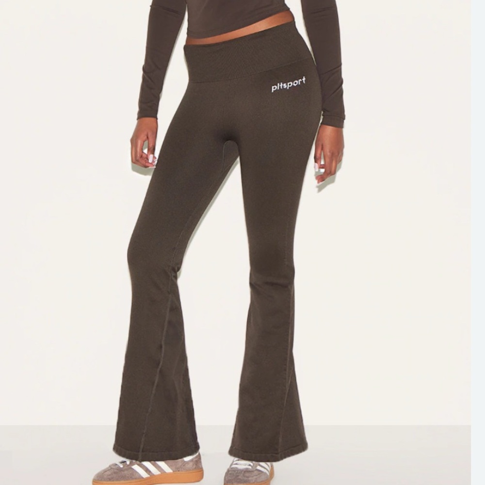 PRETTY LITTLE THING SPORT ESPRESSO SEAMLESS RIBBED DETAIL HIGH WAIST YOGA FLARE